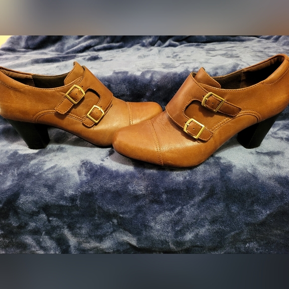 Clarks Womens Tan Booties Heels - Picture 2 of 6